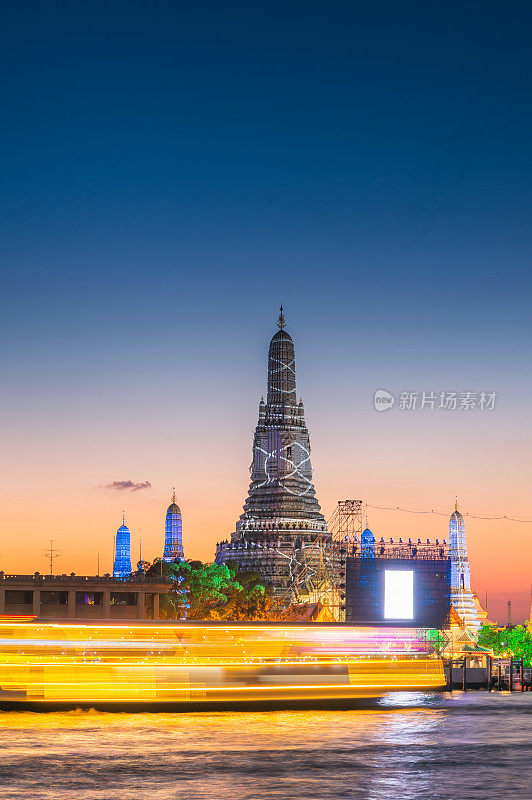 Sunset at Most famsus iconic Landmark of bangkok with Temple of Wat Arun in Bangkok and chaopraya Thailand